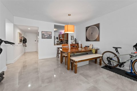 Apartamento en alquiler en Coral Gables, Florida, 2 dormitorios, 106.84 m2 № 2069274 - foto 4