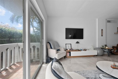 Apartamento en alquiler en Coral Gables, Florida, 2 dormitorios, 106.84 m2 № 2069274 - foto 8