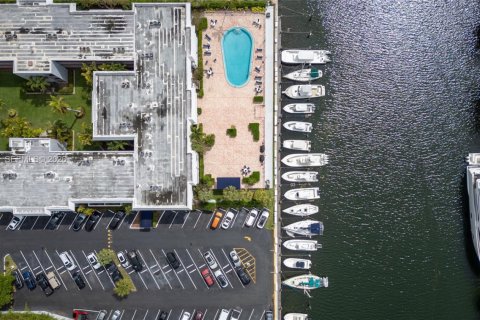 Apartamento en alquiler en Coral Gables, Florida, 2 dormitorios, 106.84 m2 № 2069274 - foto 21