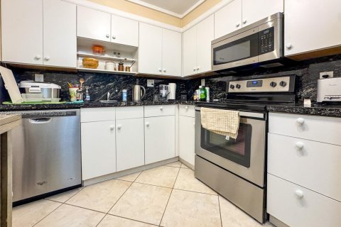 Купить кондоминиум в Бей-Харбор-Айлендс, Флорида 2 спальни, 120.77м2, № 2005695 - фото 4