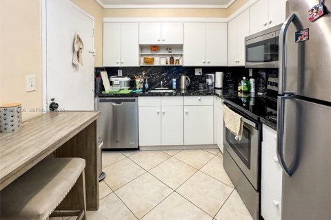 Купить кондоминиум в Бей-Харбор-Айлендс, Флорида 2 спальни, 120.77м2, № 2005695 - фото 5