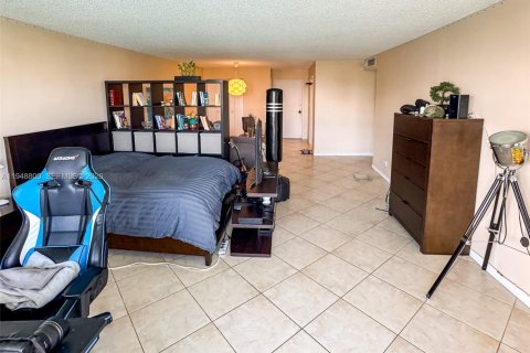 Купить кондоминиум в Бей-Харбор-Айлендс, Флорида 2 спальни, 120.77м2, № 2005695 - фото 16