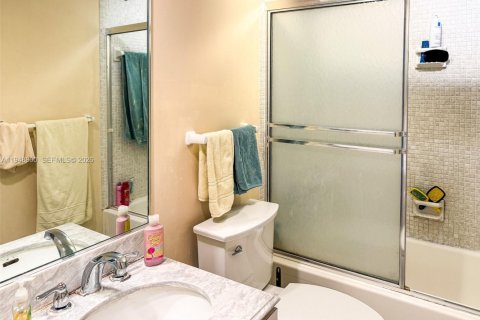 Купить кондоминиум в Бей-Харбор-Айлендс, Флорида 2 спальни, 120.77м2, № 2005695 - фото 21