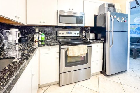 Купить кондоминиум в Бей-Харбор-Айлендс, Флорида 2 спальни, 120.77м2, № 2005695 - фото 6