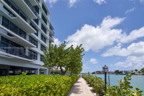 Купить кондоминиум в Бей-Харбор-Айлендс, Флорида 2 спальни, 120.77м2, № 2005695 - фото 25