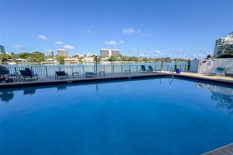 Купить кондоминиум в Бей-Харбор-Айлендс, Флорида 2 спальни, 120.77м2, № 2005695 - фото 30