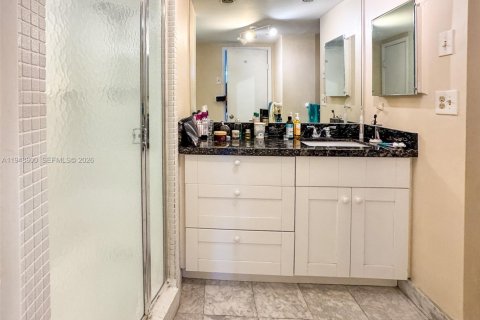 Купить кондоминиум в Бей-Харбор-Айлендс, Флорида 2 спальни, 120.77м2, № 2005695 - фото 18