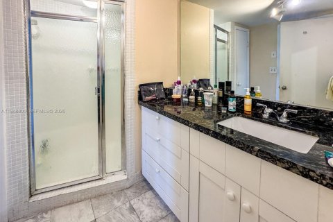 Купить кондоминиум в Бей-Харбор-Айлендс, Флорида 2 спальни, 120.77м2, № 2005695 - фото 19