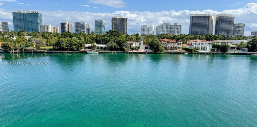 Кондоминиум с 2 спальнями в Бей-Харбор-Айлендс, Флорида № 2005695