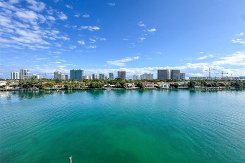 Купить кондоминиум в Бей-Харбор-Айлендс, Флорида 2 спальни, 120.77м2, № 2005695 - фото 28