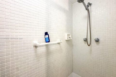 Купить кондоминиум в Бей-Харбор-Айлендс, Флорида 2 спальни, 120.77м2, № 2005695 - фото 20