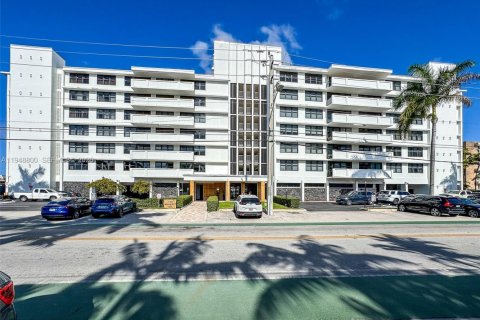 Купить кондоминиум в Бей-Харбор-Айлендс, Флорида 2 спальни, 120.77м2, № 2005695 - фото 23