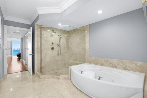 Condo in Aventura, Florida, 2 bedrooms  № 1996159 - photo 23