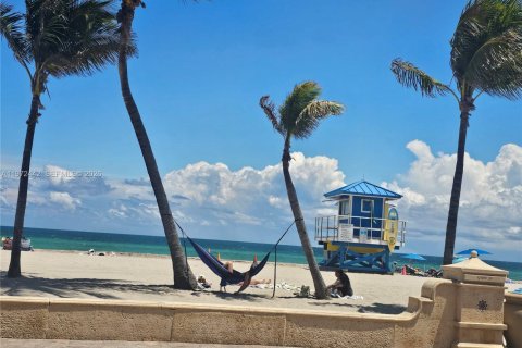 Condominio en alquiler en Hallandale Beach, Florida, 2 dormitorios, 85.84 m2 № 2040351 - foto 11