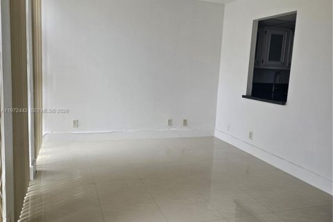 Condominio en alquiler en Hallandale Beach, Florida, 2 dormitorios, 85.84 m2 № 2040351 - foto 15