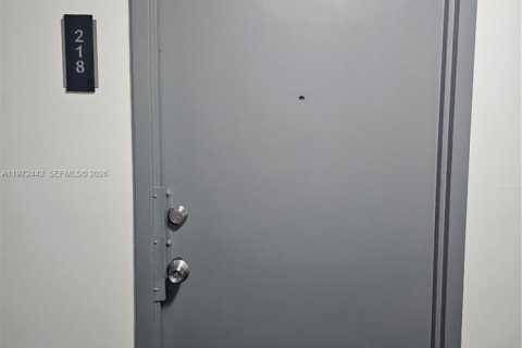 Condominio en alquiler en Hallandale Beach, Florida, 2 dormitorios, 85.84 m2 № 2040351 - foto 16