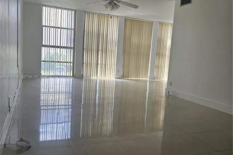 Condominio en alquiler en Hallandale Beach, Florida, 2 dormitorios, 85.84 m2 № 2040351 - foto 17