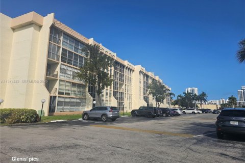 Condominio en alquiler en Hallandale Beach, Florida, 2 dormitorios, 85.84 m2 № 2040351 - foto 3