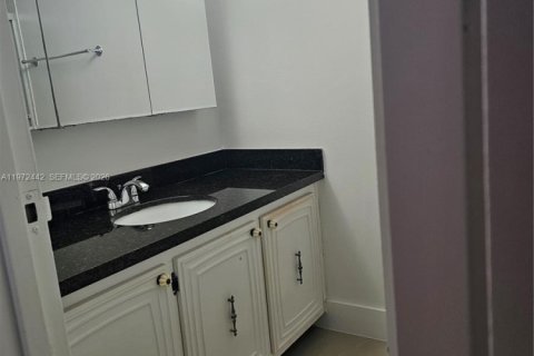 Condominio en alquiler en Hallandale Beach, Florida, 2 dormitorios, 85.84 m2 № 2040351 - foto 10