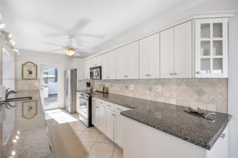 House in Key Largo, Florida 3 bedrooms, 161.28 sq.m. № 1655935 - photo 12
