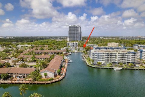 Townhouse in North Miami Beach, Florida 3 bedrooms, 151.43 sq.m. № 1868474 - photo 3