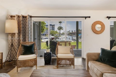 Townhouse in North Miami Beach, Florida 3 bedrooms, 151.43 sq.m. № 1868474 - photo 7