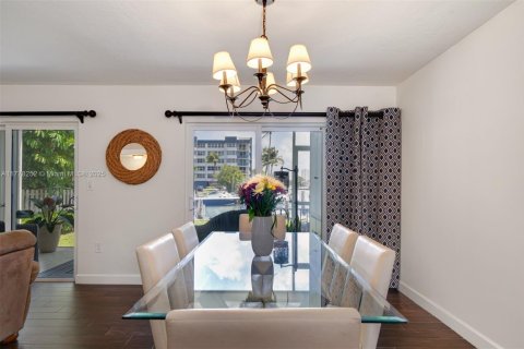 Townhouse in North Miami Beach, Florida 3 bedrooms, 151.43 sq.m. № 1868474 - photo 14