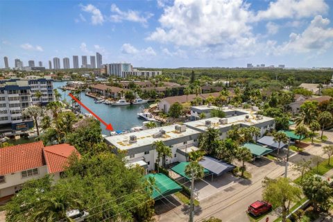 Townhouse in North Miami Beach, Florida 3 bedrooms, 151.43 sq.m. № 1868474 - photo 1