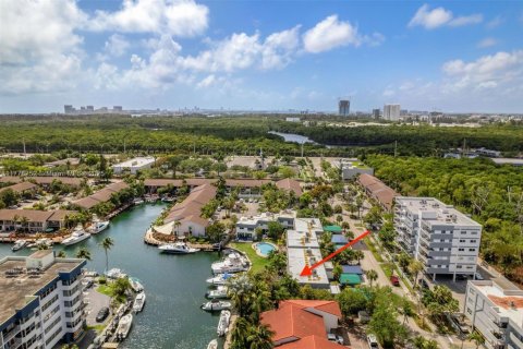 Townhouse in North Miami Beach, Florida 3 bedrooms, 151.43 sq.m. № 1868474 - photo 2