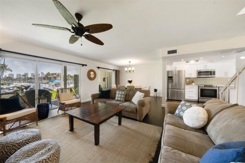 Townhouse in North Miami Beach, Florida 3 bedrooms, 151.43 sq.m. № 1868474 - photo 8