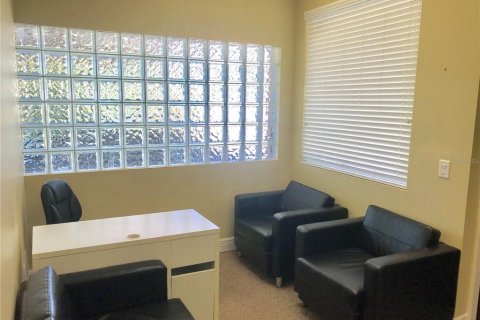 Immobilier commercial à louer à Orlando, Floride: 530.29 m2 № 1848634 - photo 2
