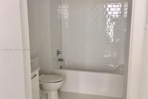 Снять в аренду кондоминиум в Майами, Флорида 1 спальня, 64.2м2, № 2049805 - фото 25