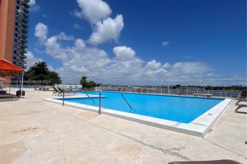 Condo in Miami, Florida, 1 bedroom  № 1863963 - photo 13