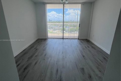 Condo in Miami, Florida, 1 bedroom  № 1863963 - photo 4