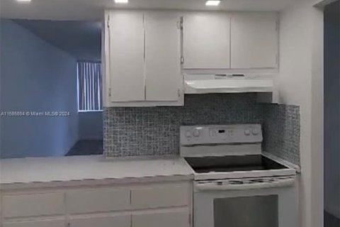 Condo in Miami, Florida, 1 bedroom  № 1863963 - photo 15