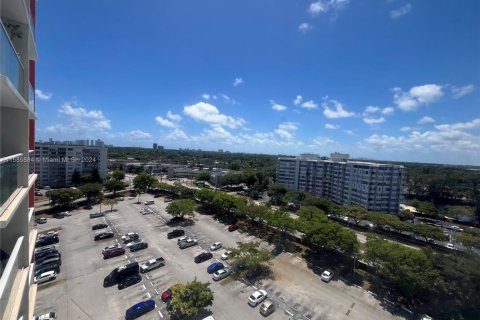 Condo in Miami, Florida, 1 bedroom  № 1863963 - photo 1