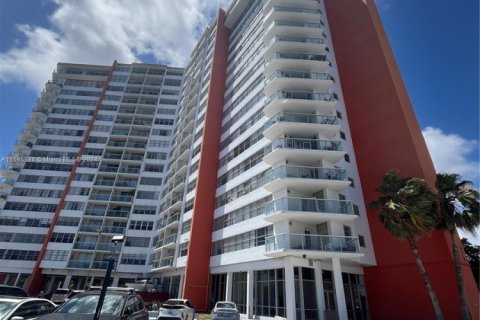Condo in Miami, Florida, 1 bedroom  № 1863963 - photo 11