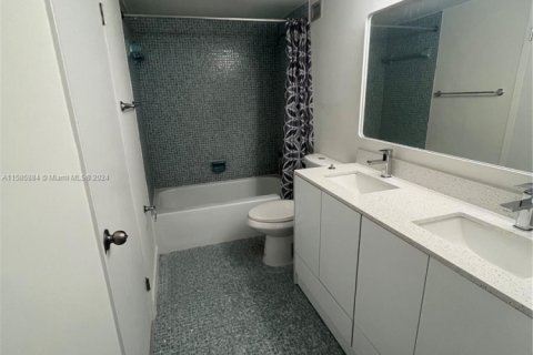 Condo in Miami, Florida, 1 bedroom  № 1863963 - photo 5