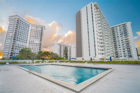 Copropriété à louer à Miami Beach, Floride: 2 chambres, 86.4 m2 № 1860841 - photo 19
