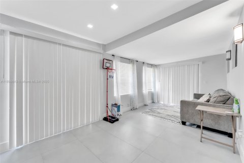 House in Margate, Florida 3 bedrooms, 145.48 sq.m. № 1955747 - photo 12