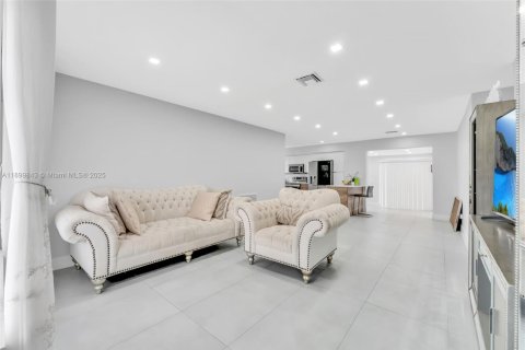 House in Margate, Florida 3 bedrooms, 145.48 sq.m. № 1955747 - photo 6