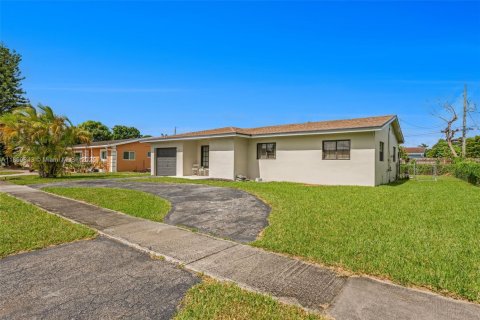 House in Margate, Florida 3 bedrooms, 145.48 sq.m. № 1955747 - photo 3