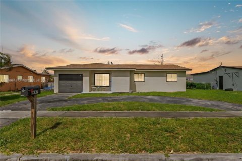 House in Margate, Florida 3 bedrooms, 145.48 sq.m. № 1955747 - photo 1