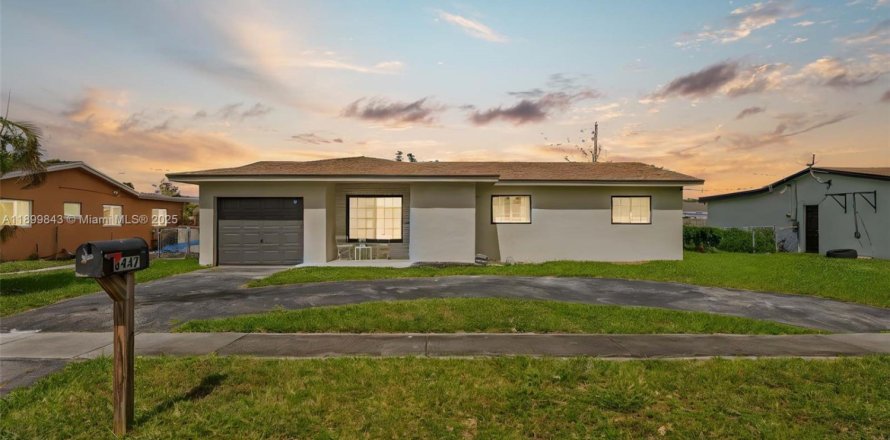 House in Margate, Florida 3 bedrooms, 145.48 sq.m. № 1955747