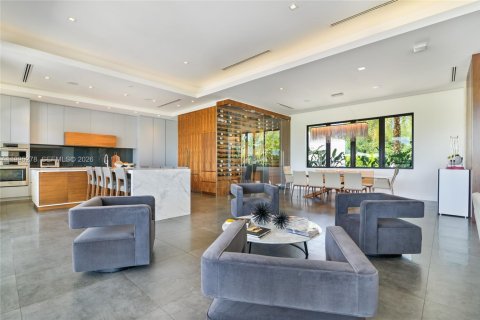 House in Miami Lakes, Florida 6 bedrooms, 490.52 sq.m. № 2062739 - photo 10