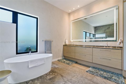 House in Miami Lakes, Florida 6 bedrooms, 490.52 sq.m. № 2062739 - photo 19