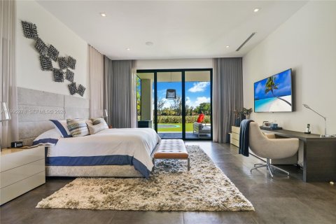 House in Miami Lakes, Florida 6 bedrooms, 490.52 sq.m. № 2062739 - photo 18