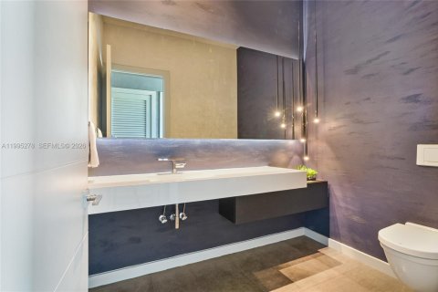 House in Miami Lakes, Florida 6 bedrooms, 490.52 sq.m. № 2062739 - photo 16