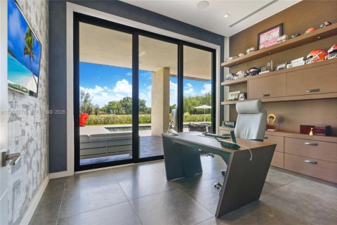 House in Miami Lakes, Florida 6 bedrooms, 490.52 sq.m. № 2062739 - photo 17
