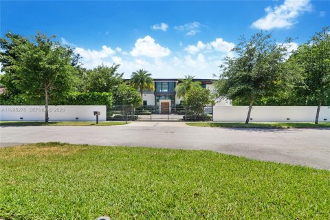 House in Miami Lakes, Florida 6 bedrooms, 490.52 sq.m. № 2062739 - photo 5
